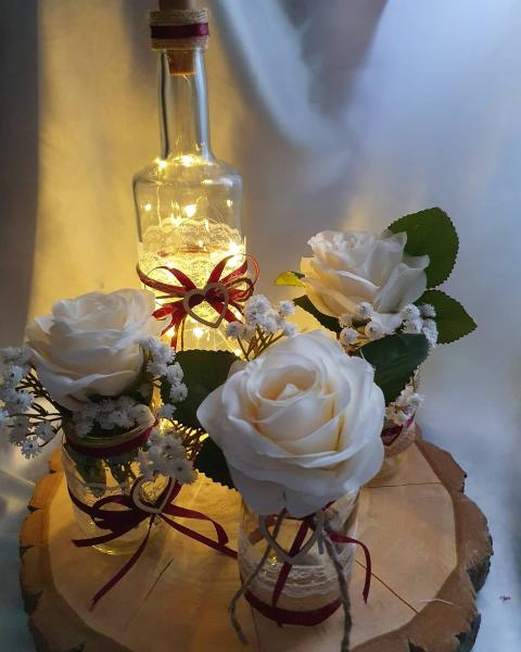 Beleuchtete Flasche und Vasen zur Tischdekoration, weiß/bordeaux